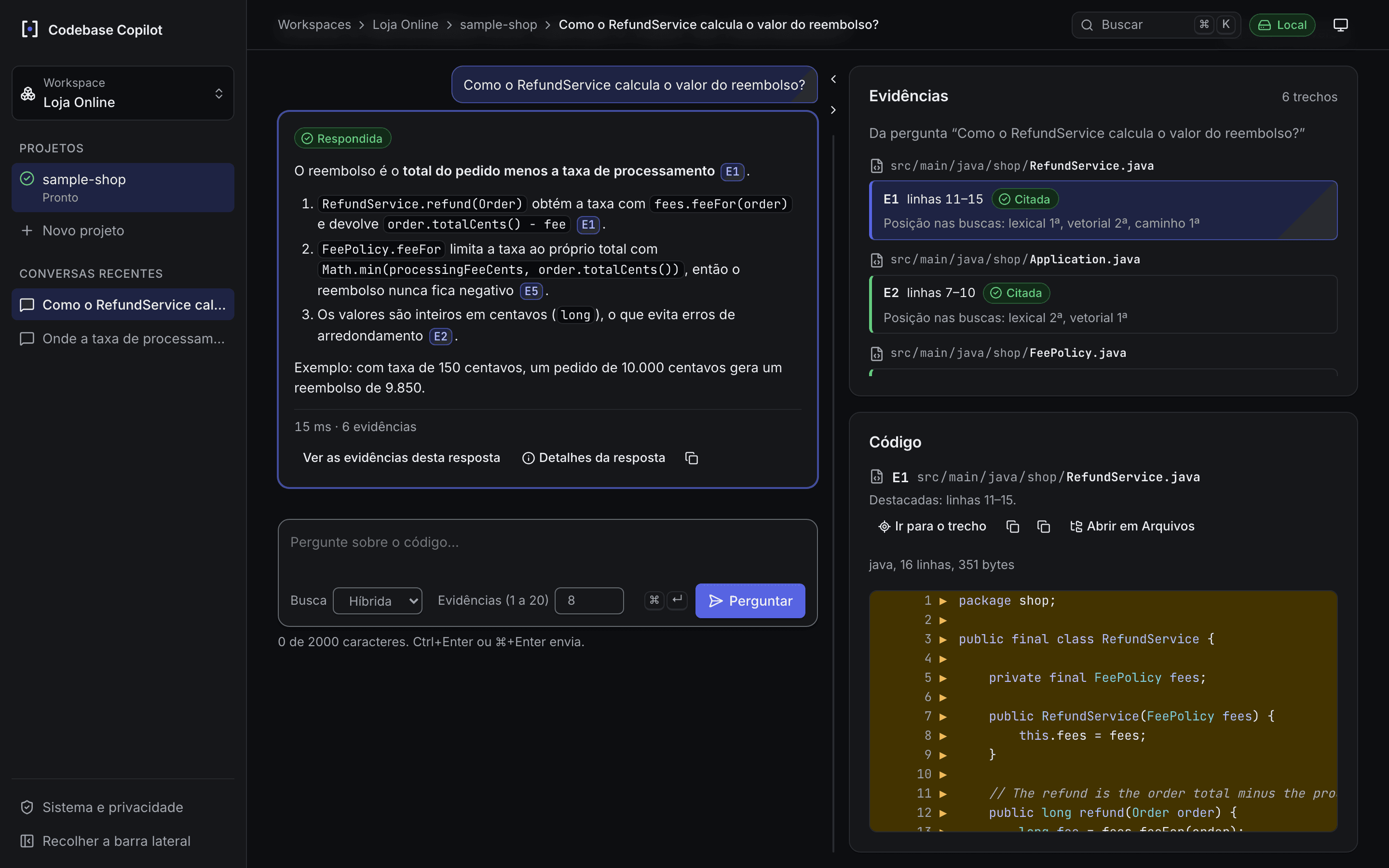 Tela de resposta: a pergunta sobre como o RefundService calcula o reembolso, a resposta com citações E1, E2 e E5, o painel de evidências com arquivo e linhas e o trecho de código destacado.