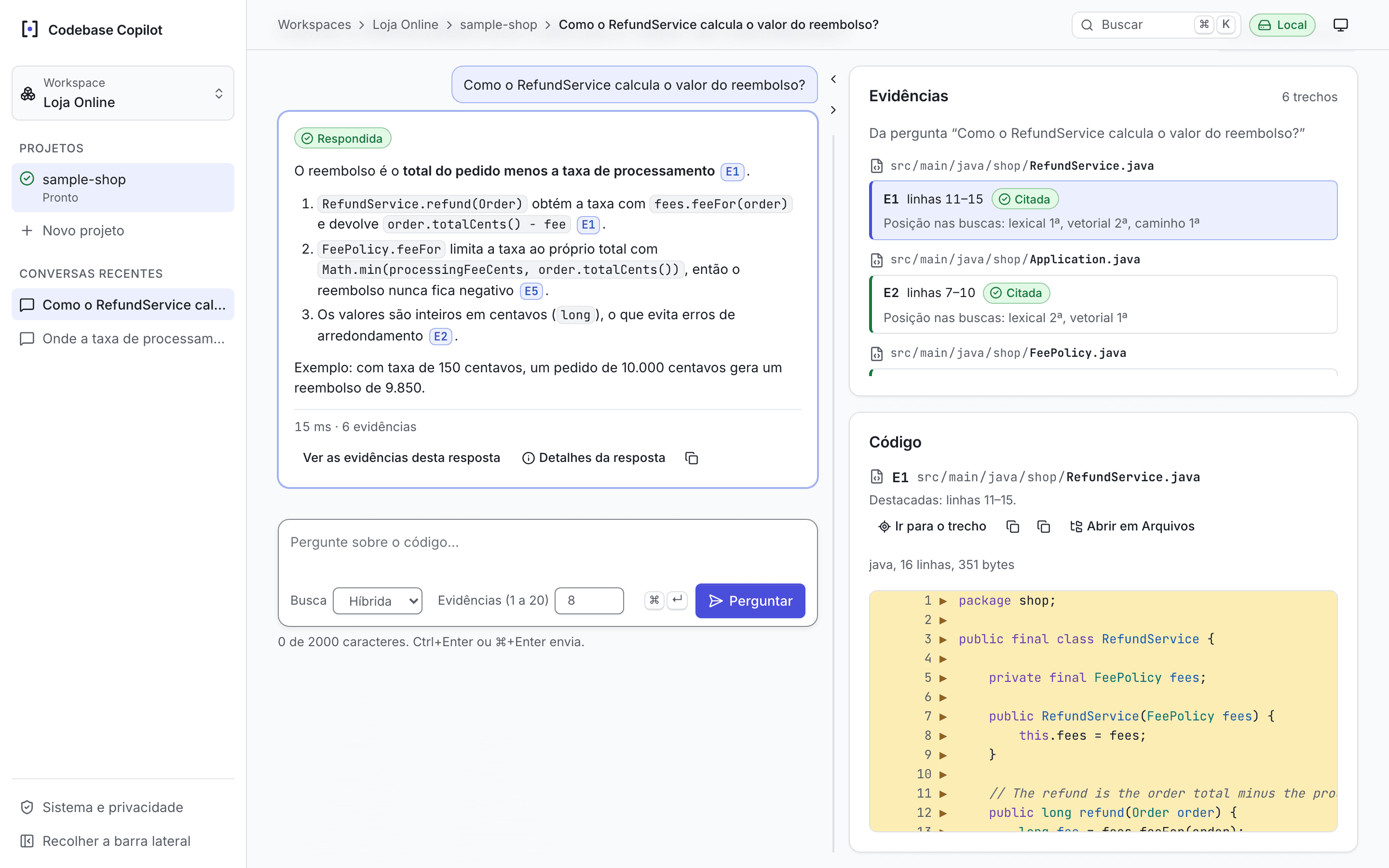 Tela de resposta: a pergunta sobre como o RefundService calcula o reembolso, a resposta com citações E1, E2 e E5, o painel de evidências com arquivo e linhas e o trecho de código destacado.